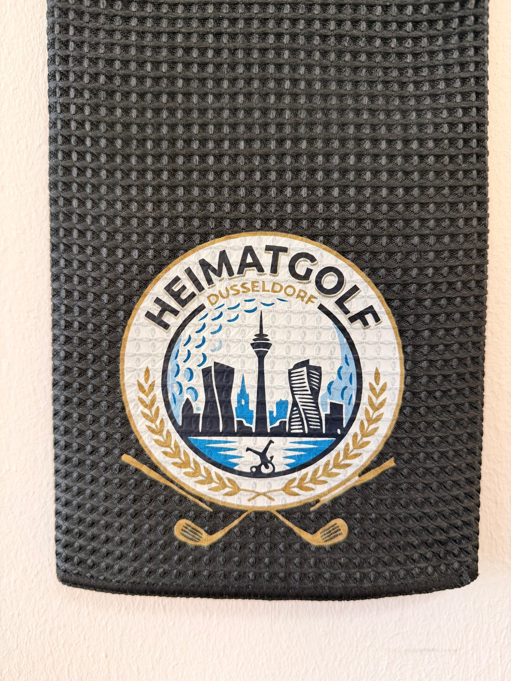 Heimatgolf Premium Waffel-Caddiehandtuch „Düsseldorf Edition“ – Stealth Black
