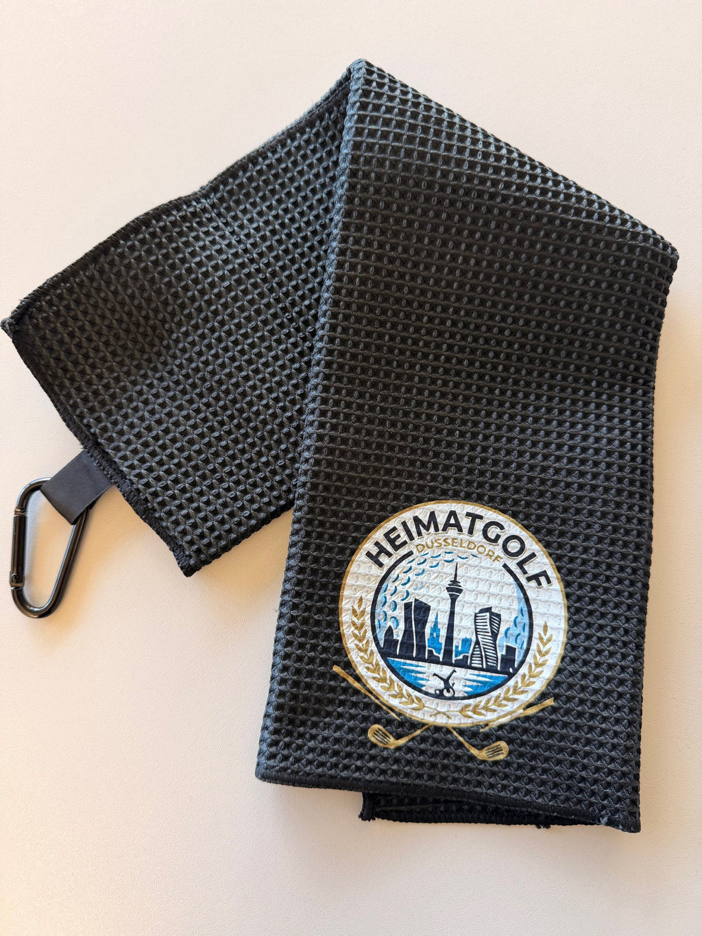 Heimatgolf Premium Waffel-Caddiehandtuch „Düsseldorf Edition“ – Stealth Black