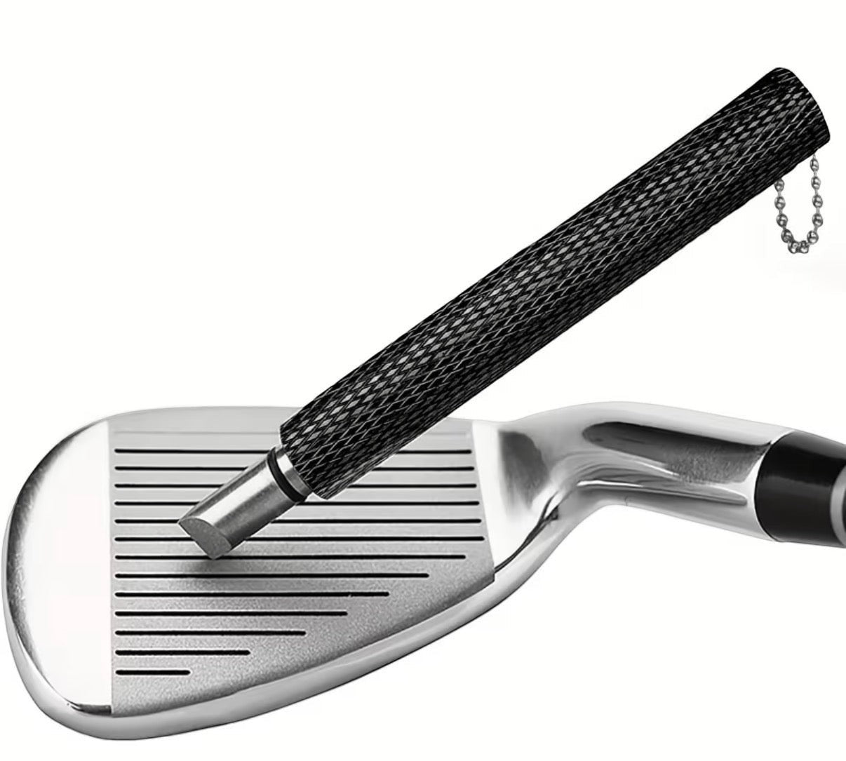 City Golf Shop Rillenschärfer mit schwarzem Aluminiumgriff beim Reinigen der Grooves eines Golf-Wedges.