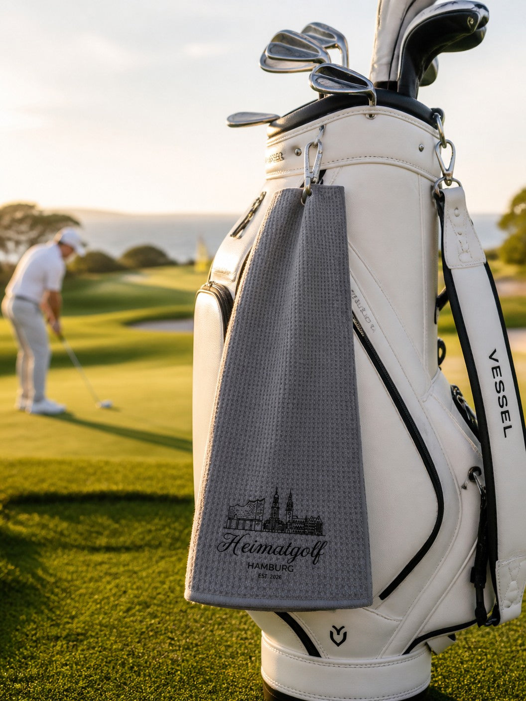 City Golf Shop Heimatgolf Golfschlägerhandtuch in Grau mit Waffelstruktur und Hamburger Skyline Stickerei am Golfbag