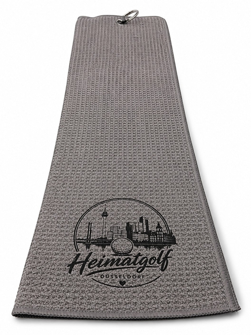 City Golf Shop Waffel-Golftuch in Grau mit schwarzem Düsseldorf-Motiv und Karabinerhaken für das Golfbag.